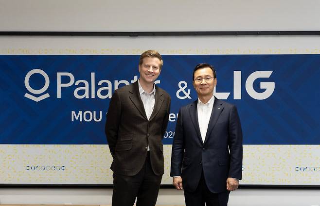 24일(현지시간) 미국 캘리포니아주 팔로알토 팔란티어 사무소에서 ‘통합방공망 및 무인체계 설루션 개발협력을 위한 업무협약’을 체결한 후 신익현 LIG넥스원 대표이사와 라이언 테일러 팔란티어 최고수익책임자(CRO) 겸 최고법률책임자(CLO)가 기념 촬영하고 있다. (사진=LIG넥스원)