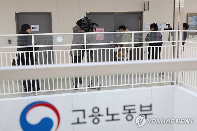 27일 '쿠팡 퇴직금 미지급 의혹'을 수사하는 안권섭 상설특별검사팀이 압수수색을 진행 중인 정부세종청사 내 고용노동부 퇴직연금복지과 앞에서 방송 기자들이 취재를 하고 있다.(사진=연합뉴스)