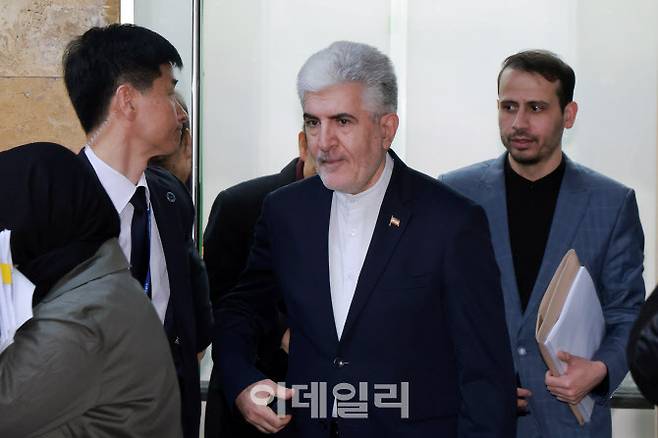 사이드 쿠제치 주한이란대사가 25일 국회에서 외교통일위원장인 국민의힘 김석기 의원과 면담하기 위해 외통위 소회의실로 향하고 있다.(사진=이데일리 노진환 기자)