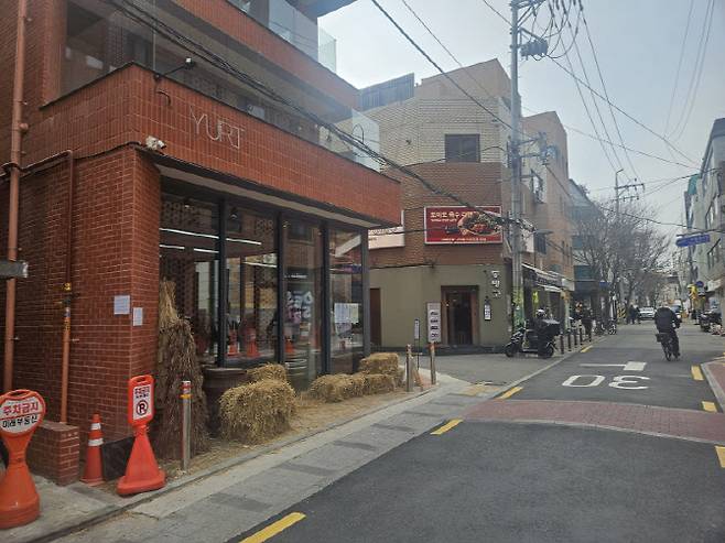 '서울숲 프로젝트'로 지난달 서울숲 매장을 낸 여성 패션 브랜드 '유르트'와 서울숲 4길 전경. (사진=김정유 기자)