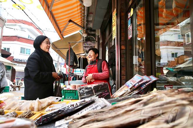 한성숙 중소벤처기업부 장관이 서울 서대문구 포방터시장을 방문해 장을 보며 상인과 대화하고 있다. (중소벤처기업부 제공. 재판매 및 DB 금지) 2026.2.13 ⓒ 뉴스1
