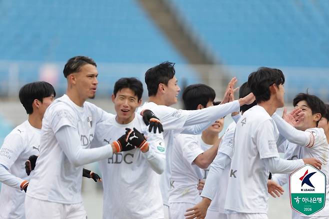 조용히 내실을 다진 부산은 개막 후 3승1무로 수원삼성에 이어 K리그2 2위에 올라 있다. (한국프로축구연맹 제공)