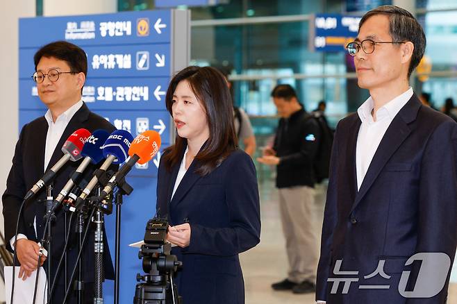 초국가범죄 특별대응 태스크포스(TF) 윤주석 외교부 영사안전국장(왼쪽부터), 이지연 법무부 국제형사과장, 유승렬 경찰청 수사기획조정관이 25일 인천국제공항 2터미널에서 필리핀에서 복역 중이던 이른바 '마약왕' 박왕열의 국내 임시인도와 관련해 브리핑을 하고 있다. 2026.3.25 ⓒ 뉴스1 안은나 기자