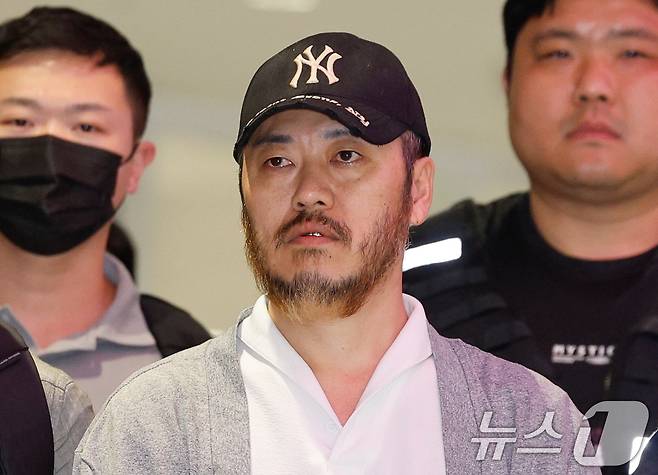 필리핀에서 복역 중이던 이른바 '마약왕' 박왕열(48)이 25일 한국으로 송환, 인천국제공항에서 이송되고 있다. 2026.3.25 ⓒ 뉴스1 안은나 기자