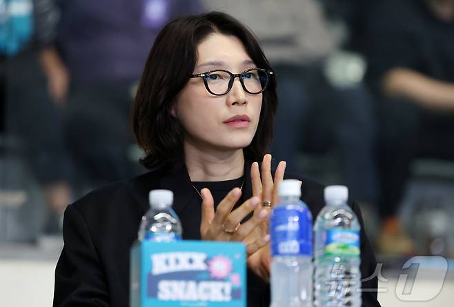 24일 오후 서울 중구 장충체육관에서 열린 2025-26 V리그 여자부 준플레이오프 GS칼텍스와 흥국생명의 경기, 지난 시즌을 끝으로 흥국생명에서 은퇴한 김연경이 경기를 지켜보고 있다. 2026.3.24 ⓒ 뉴스1 김진환 기자