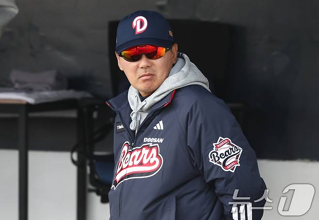 12일 오후 경기도 이천 두산베어스파크에서 열린 '2026 신한 SOL KBO리그' 시범경기 두산 베어스와 키움 히어로즈의 경기에서 두산 김원형 감독이 피치를 바라보고 있다. 2026.3.12 ⓒ 뉴스1 김민지 기자