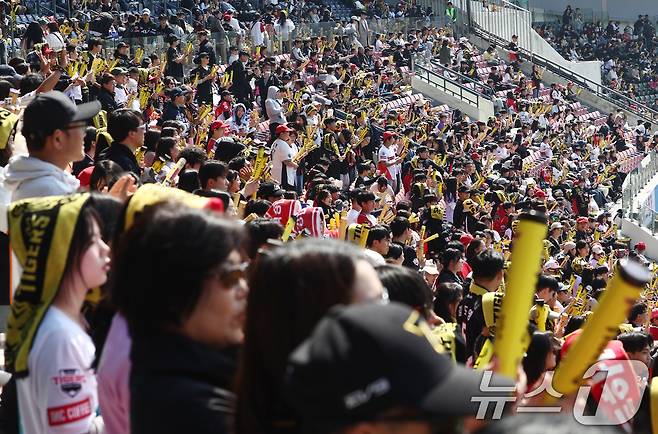 22일 오후 서울 송파구 잠실야구장에서 열린 2026 신한 SOL KBO리그 두산 베어스와 KIA 타이거즈의 시범경기에서 KIA 팬들이 열띤 응원을 펼치고 있다. 이날 경기는 2만3285석이 매진됐다. 2026.3.22 ⓒ 뉴스1 김민지 기자