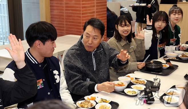 오세훈 서울시장이 24일 오후 서울 동작구 숭실대학교에서 학생들과 식사를 하며 '서울 청년정책 꿀팁버스'에 관한 대화를 나누고 있다. '서울 청년정책 꿀팁버스'는 어떤 정책이 있는지 몰라 혜택을 받지 못하는 일이 없도록 청년 생활 접점으로 찾아가 청년정책 정보를 제공·상담하기 위한 현장 소통 프로그램이다. 2026.3.24 ⓒ 뉴스1 황기선 기자