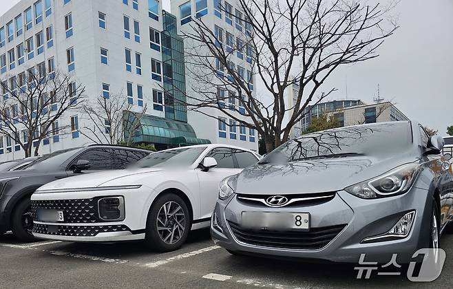 공공부문 차량 5부제 강화 시행 첫날인 25일 경남교육청 주차장에 수요일 운행 제한 대상인 3·8로 끝나는 직원 차량 2대가 나란히 주차돼 있다. 2026.3.25 ⓒ 뉴스1 박민석 기자
