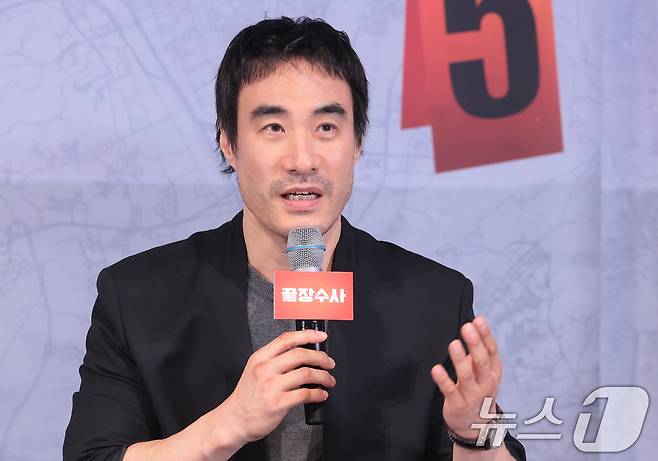 배우 배성우가 25일 오후 서울 용산구 CGV용산아이파크몰에서 열린 영화 ‘끝장수사’(감독 박철환) 언론배급시사회 및 기자간담회에서 취재진 질문에 답하고 있다. ‘끝장수사’는 촌구석으로 좌천된 형사 재혁(배성우 분)이 살인 사건의 진범을 잡기 위해 신입 형사 중호(정가람 분)와 서울로 끝장수사를 떠나면서 벌어지는 이야기를 담은 범죄 수사극이다. 2026.3.25 ⓒ 뉴스1 권현진 기자