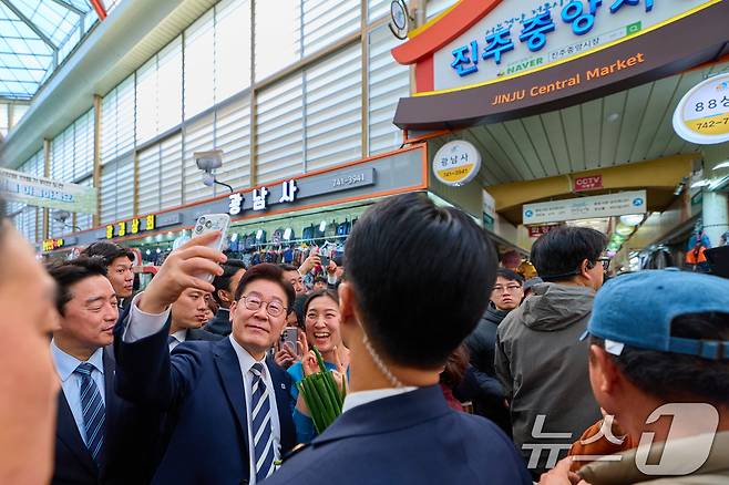 이재명 대통령이 25일 경남 진주시 대안동 진주중앙시장을 찾아 시민들과 기념촬영을 하고 있다. (청와대 제공. 재판매 및 DB 금지) 2026.3.25 ⓒ 뉴스1 이재명 기자