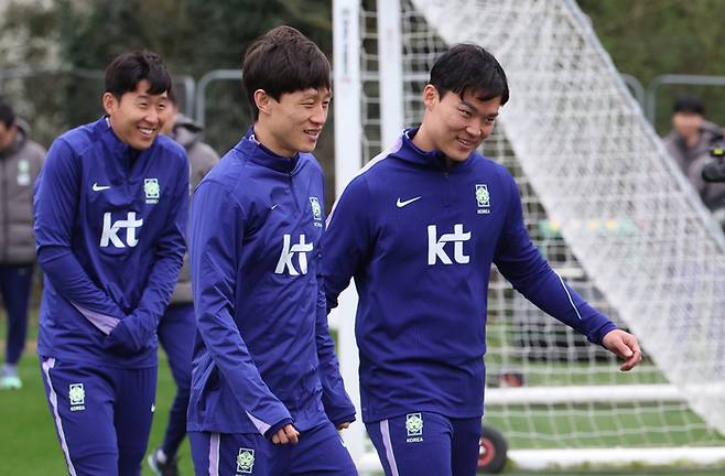 코트디부아르전을 앞둔 축구대표팀 손흥민, 이재성, 오현규 등이 훈련장에 들어서고 있다. 사진 | 밀턴 케인즈=연합뉴스