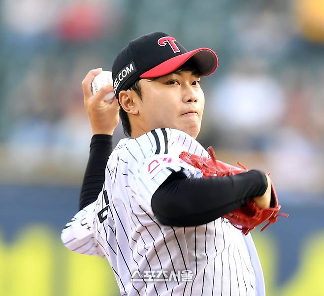 LG 김윤식이 잠실구장에서 열린 2024 KBO리그 KIA전에서 역투하고 있다. 사진 | 스포츠서울 DB