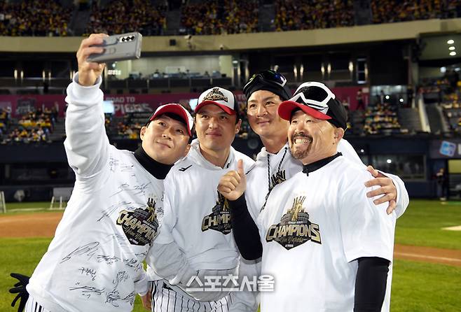 LG 정수성코치, 박동원, 오지환, 김용일 코치(왼쪽부터)가 1일 서울 잠실구장에서 열린 ‘한국시리즈 통합우승 IN 잠실’ 행사에서 셀카를 찍고 있다. 잠실 | 최승섭기자 thunder@sportsseoul.com