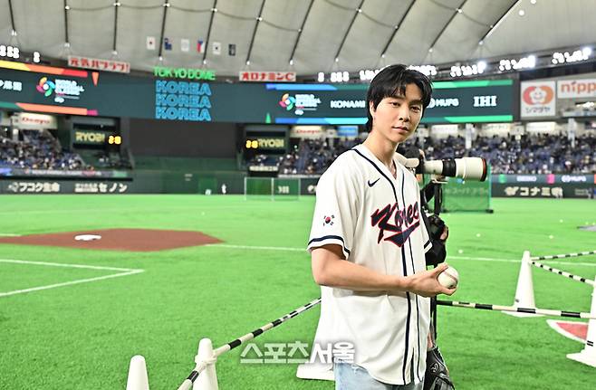 NCT 쟈니가 8일 일본 도쿄 도쿄돔에서 열리는 2026 월드 베이스볼 클래식(WBC) 조별리그 한국과 대만의 경기에 앞서 취재진을 향해 포즈를 취하고 있다. 도쿄(일본) | 박진업 기자 upandup@sportsseoul.com
