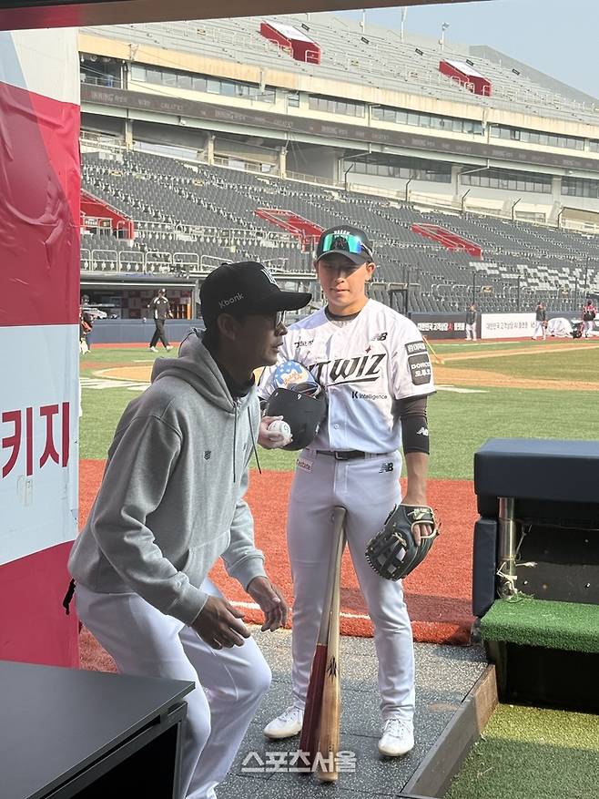 이강민이 박기혁 코치의 수비 자세를 유심히 보고 있는 모습. 수원 | 박연준 기자 duswns0628@sportsseoul.com