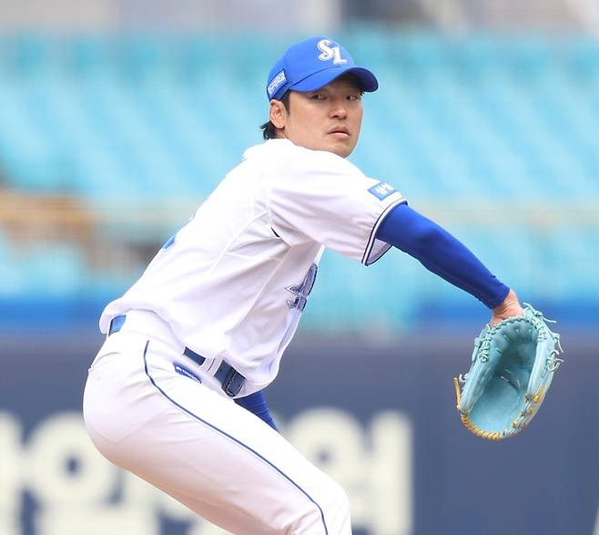 삼성 백정현이 24일 대구삼성라이온즈파크에서 열린 2026 KBO리그 시범경기 KIA전에서 5회초 등판해 역투하고 있다. 사진 | 삼성 라이온즈