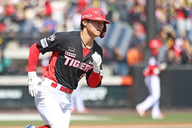 KIA 김도영이 20일 대전 한화생명 볼파크에서 열린 2026 KBO리그 시범경기 한화전서 안타를 치고 출루하고 있다. 사진 | KIA 타이거즈