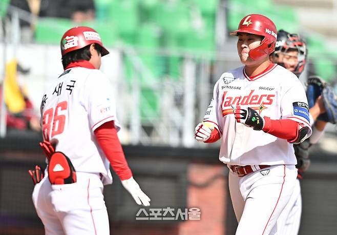 SSG 고명준이 19일 인천 SSG랜더스필드에서 열린 2026 KBO리그 시범경기 LG전 6회말 2사 좌월홈런을 날린 후 윤재국 코치와 하이파이브를 날리고 있다 문학 | 최승섭 기자 thunder@sportsseoul.com