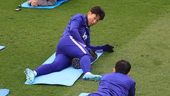 훈련하며 대화하는 손흥민. 사진 | 밀턴 케인즈=연합뉴스