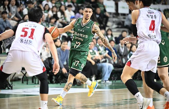 DB 알바노가 24일 원주DB프로미아레나에서 열린 2025~2026 LG전자 프로농구 6라운드 정관장전에서 드리블하고 있다. 사진 | KBL