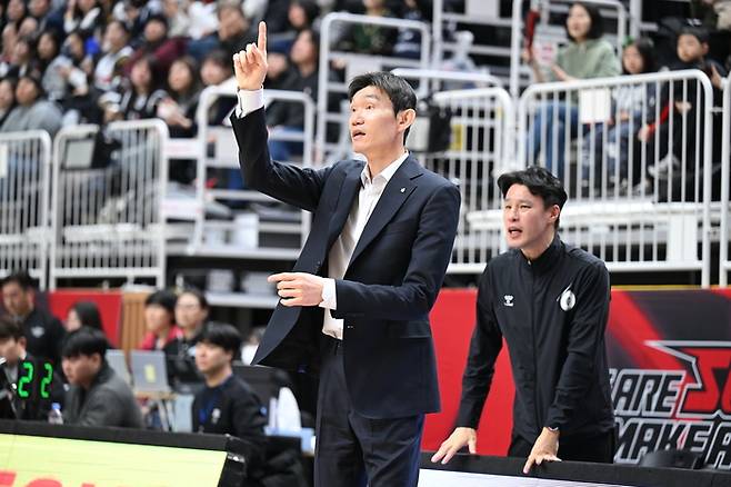 DB 김주성 감독이 1일 수원KT소닉붐아레나에서 열린 2025~2026 LG전자 프로농구 정규리그 KT와 경기에서 작전 지시를 하고 있다. 사진 | KBL