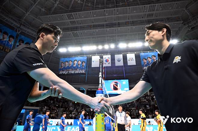 우리카드 박철우(왼쪽) 감독 대행과 KB손해보험 하현용 감독 대행. 사진 | 한국배구연맹