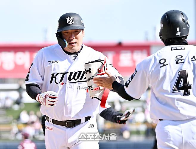 KT 김현수(왼쪽)가 19일 수원케이티위즈파크에서 열린 키움과의 시범경기 7회말 2사 2루 상황에서 키움 투수 유토를 상대로 동점 1타점 2루타를 치고 대주자 오윤석과 교체되고 있다. 수원 | 박진업 기자 upandup@sportsseoul.com