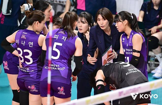 흥국생명 선수단과 요시하라 토모코 감독. /사진=KOVO