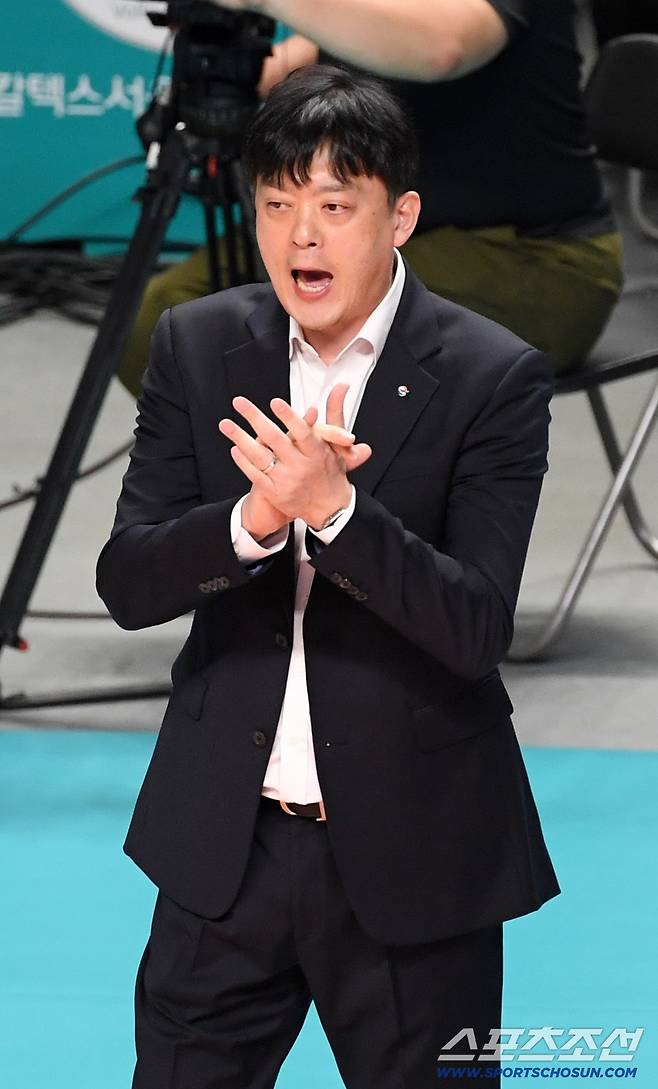 24일 장충체육관에서 열린 V리그 준PO GS칼텍스와 흥국생명의 경기. GS칼텍스 이영택 감독이 작전 지시를 하고 있다. 장충=박재만 기자 pjm@sportschosun.com/2026.03.24/