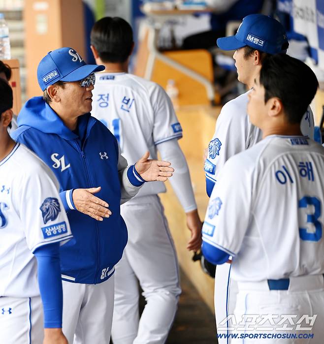 24일 대구삼성라이온즈파크에서 열린 KIA와 삼성의 시범경기. 8회초 투구를 끝낸 삼성 미야지가 최일언 투수코치와 이야기를 하고 있다. 대구=허상욱 기자wook@sportschosun.com/2026.03.24/
