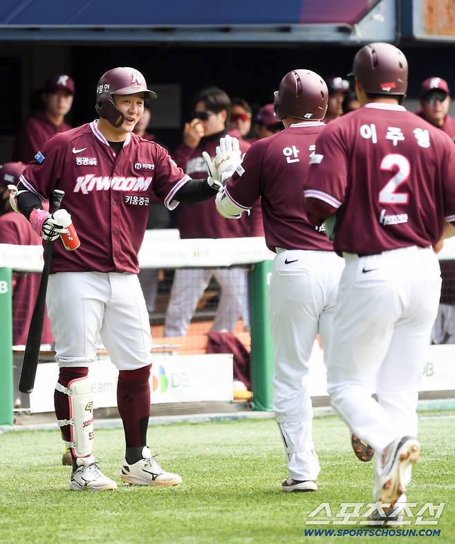 홈런 타자 안치홍을 반긴 최주환.