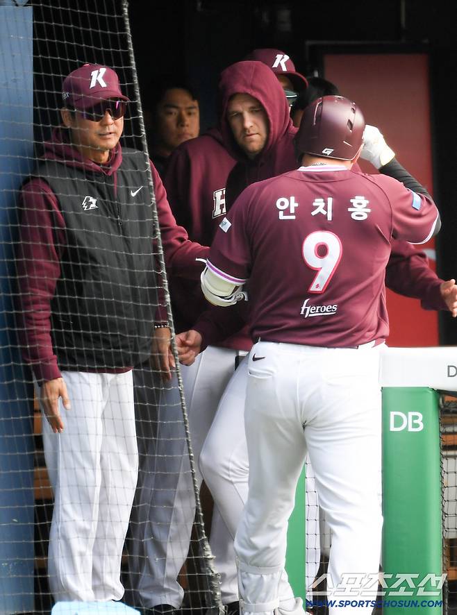 안치홍의 뜨거운 타격감에 흐뭇한 설종진 감독.