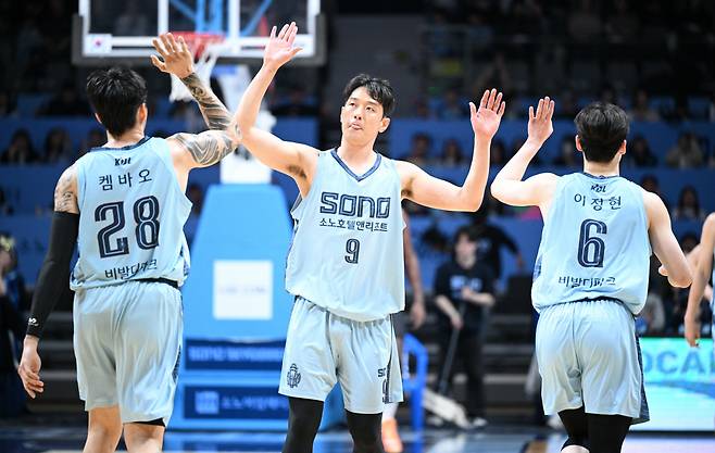정희재와 하이파이브를 하는 소노 선수들. 사진제공=KBL