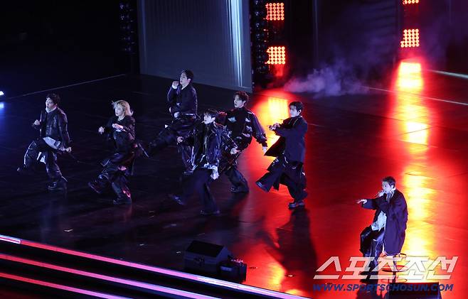 방탄소년단(BTS)이 21일 오후 서울 광화문 광장에서 정규 5집 '아리랑(ARIRANG)' 앨범 발매를 기념해 컴백 무대에 오른 가운데 공연 리허설 도중 발목 부상을 입은 멤버 RM이 의자에 앉아 공연을 선보이고 있다. 방탄소년단은 오후 8시부터 약 1시간에 걸쳐 신곡과 히트곡 무대를 선사한다. 2026.03.21 사진공동취재단