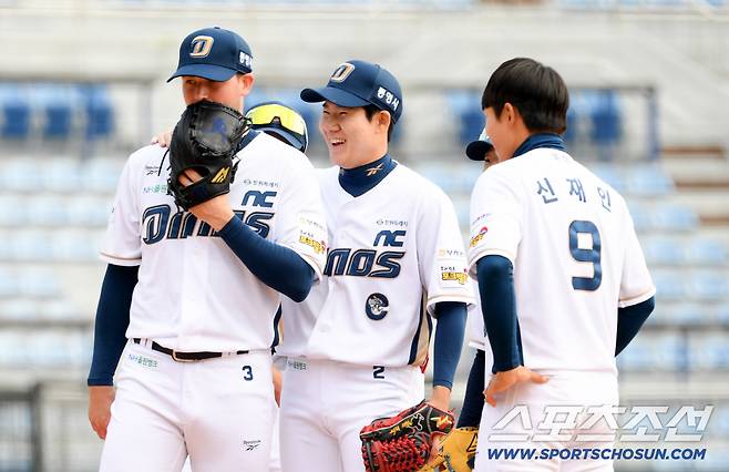 15일 마산야구장에서 열린 NC 다이노스와 키움 히어로즈의 시범경기. NC 라일리가 마운드에서 내려가는 순간 박민우가 위로하고 있다. 창원=박재만 기자 pjm@sportschosun.com/2026.03.15/