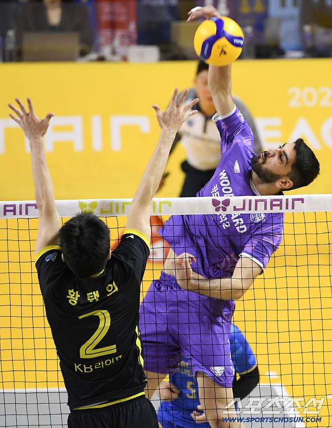 25일 의정부 경민대학교체육관에서 열린 V리그 남자부 준PO KB손해보험과 우리카드의 경기. 우리카드 알리가 상대 블로킹을 피해 공격을 시도하고 있다. 의정부=박재만 기자 pjm@sportschosun.com/2026.03.25/