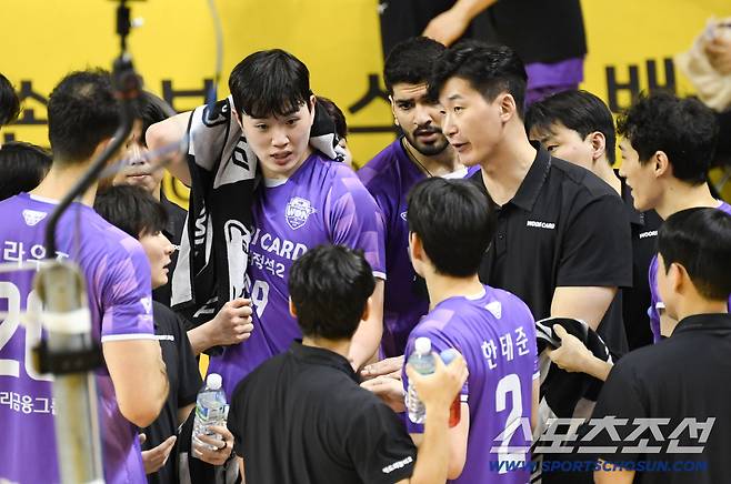 25일 의정부 경민대학교체육관에서 열린 V리그 남자부 준PO KB손해보험과 우리카드의 경기. 우리카드 박철우 감독대행이 작전 지시를 하고 있다. 의정부=박재만 기자 pjm@sportschosun.com/2026.03.25/