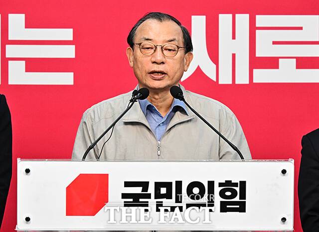 장동혁 대표와 이정현 공관위원장의 주목도가 6·3 지방선거 후보들의 존재감을 가리고 있다는 지적이 나온다. 사진은 이정현 국민의힘 공천관리위원장이 지난 20일 오전 서울 영등포구 여의도 중앙당사에서 경상북도지사 예비경선 결과를 발표하고 있는 모습. /배정한 기자