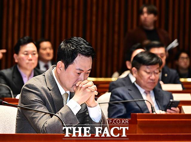 과거 지도부 리스크가 불러왔던 참패의 비극이 재현될 수 있다는 위기감이 고조되고 있다. 사진은 장동혁 국민의힘 대표가 19일 오전 서울 여의도 국회에서 열린 의원총회에 참석해 생각에 잠겨 있는 모습. /배정한 기자