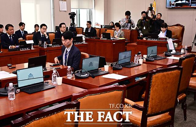 서영교 특위 위원장(오른쪽)이 25일 오전 서울 여의도 국회에서 열린 ‘윤석열 정권 정치검찰 조작기소 의혹 사건 진상규명 국정조사특별위원회’ 전체회의에 참석해 안건을 의결하고 있다. /국회=배정한 기자