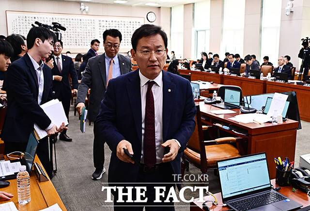 특위 야당 간사를 맡고 있는 김형동 의원을 비롯한 국민의힘 의원들이 안건 의결에 반대하며 퇴장하고 있다.