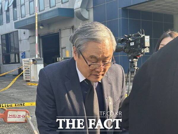 손주환 안전공업 대표이사가 23일 불이 난 대전시 대덕구 안전공업 공장에서 나와 차량에 탑승하기 위해 이동하고 있다. /뉴시스