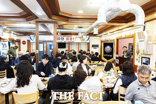 울릉군 체육회 선수단이 제64회 경북도민체육대회 출정식에서 독도 수호 정신을 발휘해 정정당당하게 경기에 임할 것을 결의했다. /울릉군