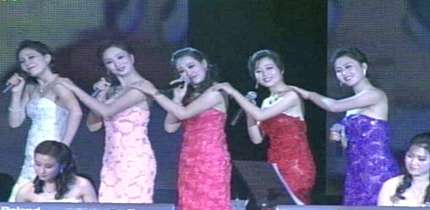 모란봉악단의 공연 모습. 몸매가 고스란히 드러나는 미니 원피스에 10㎝는 훌쩍 넘을 듯한 킬힐 등 파격적인 복장을 하고 있다. 연합뉴스조선중앙TV