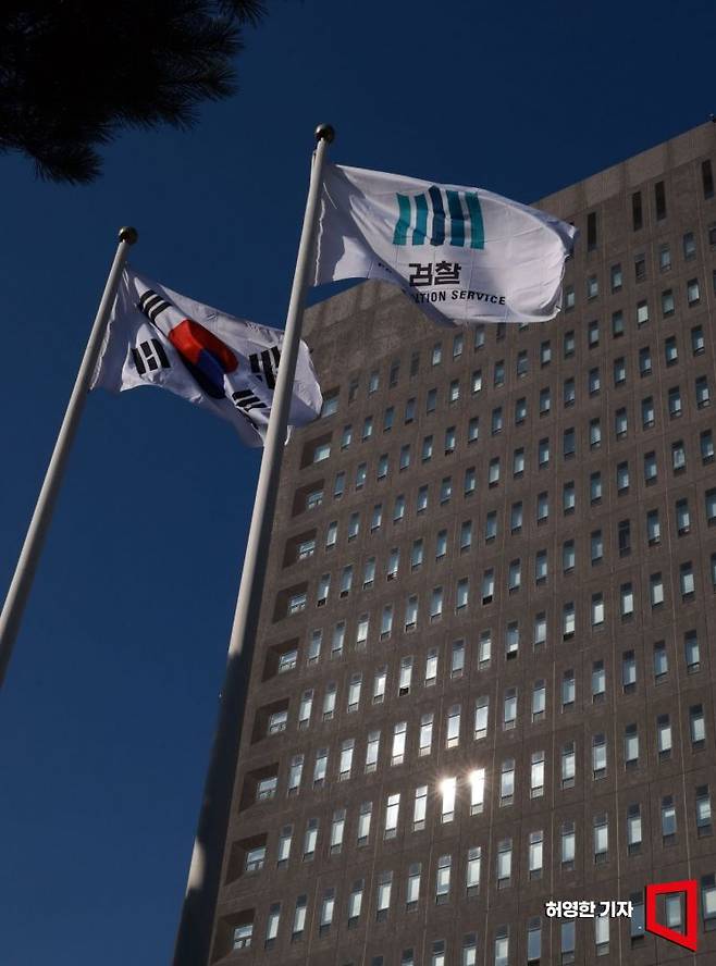 9일 검찰 비상계엄 특별수사본부에서 곽중근 전 특수전사령관을 소환해 조사중인 것으로 알려진 가운데 서울 중앙지검 청사 앞 태극기와 검찰 깃발이 바람에 날리고 있다. 허영한 기자