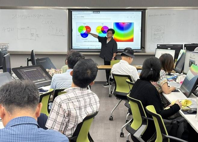 부산경상대학교에서 부산시 50+생애재설계대학 수강생들이 AI디지털디자인 과정 강의를 듣고 있다.