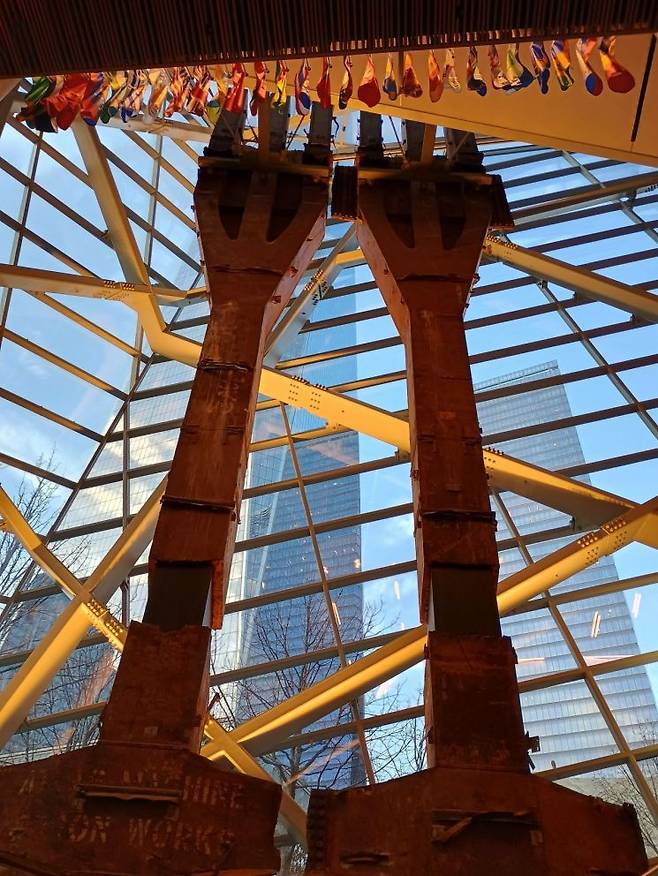 911 메모리얼 박물관으로 내려가는 길에 전시된 세계무역센터 철골. 황윤주 기자