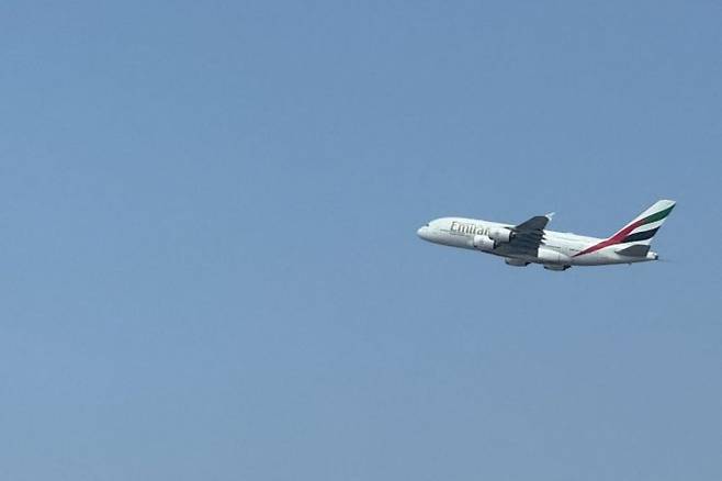 지난 7일(현지시간) 에미레이트 항공 비행기가 두바이 국제공항에서 이륙하고 있다. 로이터연합뉴스