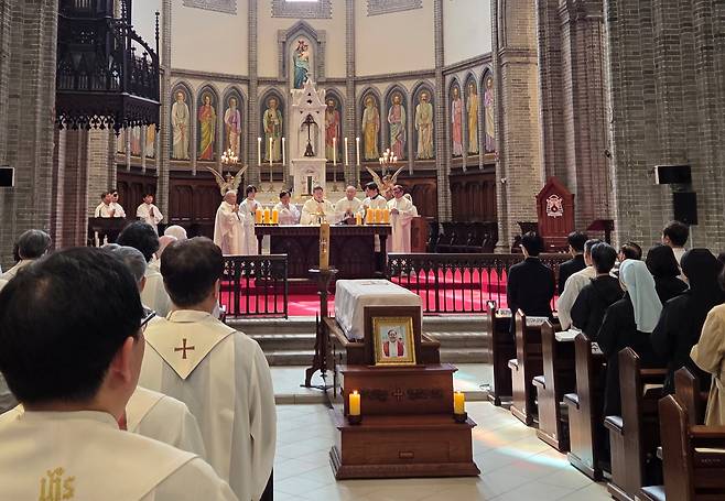 24일 오전 서울 명동대성당에서 고 안광훈 신부의 장례미사가 봉헌되고 있다. 정순택 대주교가 사제단이 집전한 미사엔 염수정 추기경도 참석했다. /김한수 기자